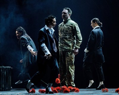 “Перукарки” на сцені Молодого театру: коли контекст важливий